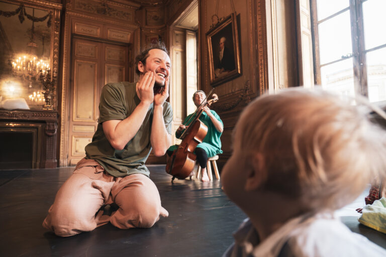 Concert en crèche à Millau. Le Collectif Tutti viendra pendant une semaine sur le territoire aveyronnais. Actions Culturelles et Artistiques Musique