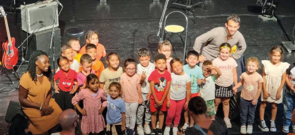 Emma Lamadji et Matia Lévréro en fin d'atelier avec des enfants d'école primaire.