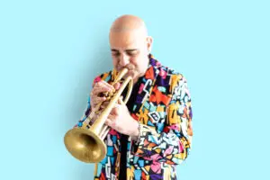 Nicolas Gardele jouant de la trompette